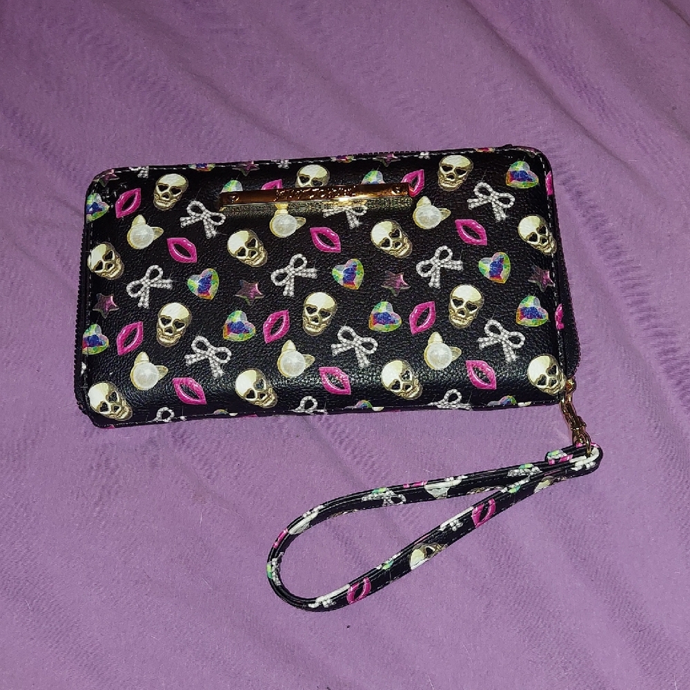 Betsey Johnson Skull &Lip & Bow Print. Full Size Zipper Wallet & Wrist Strap